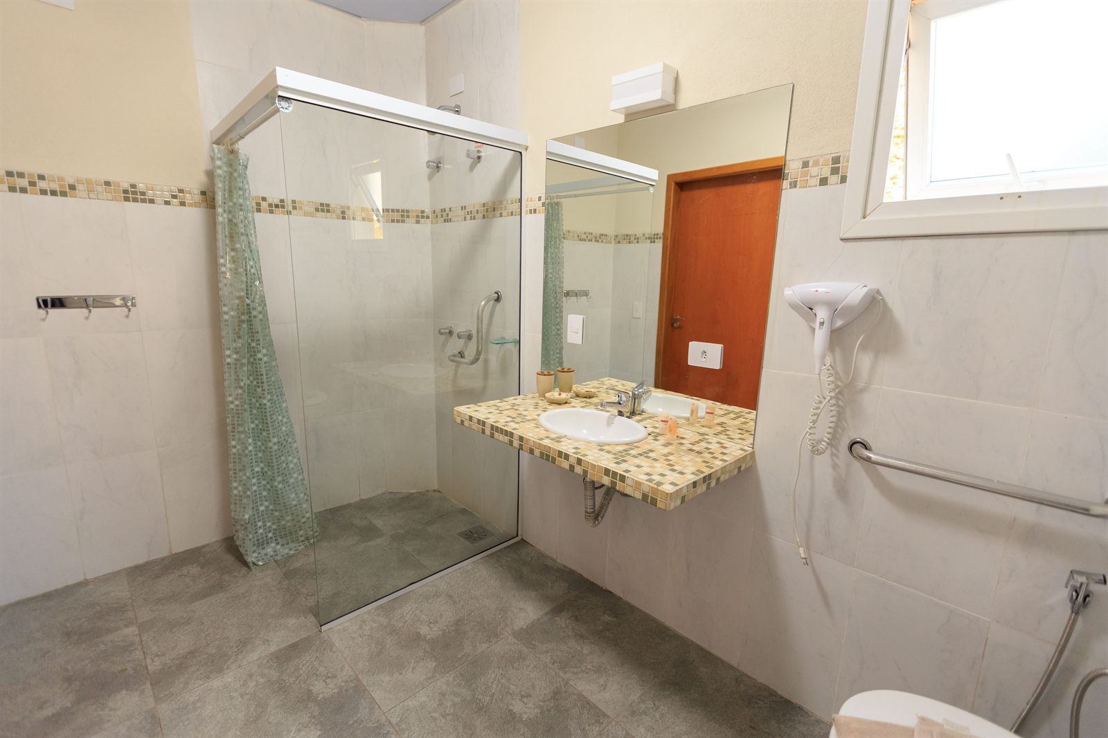 Baño doméstico con ducha acristalada y espacio de acceso