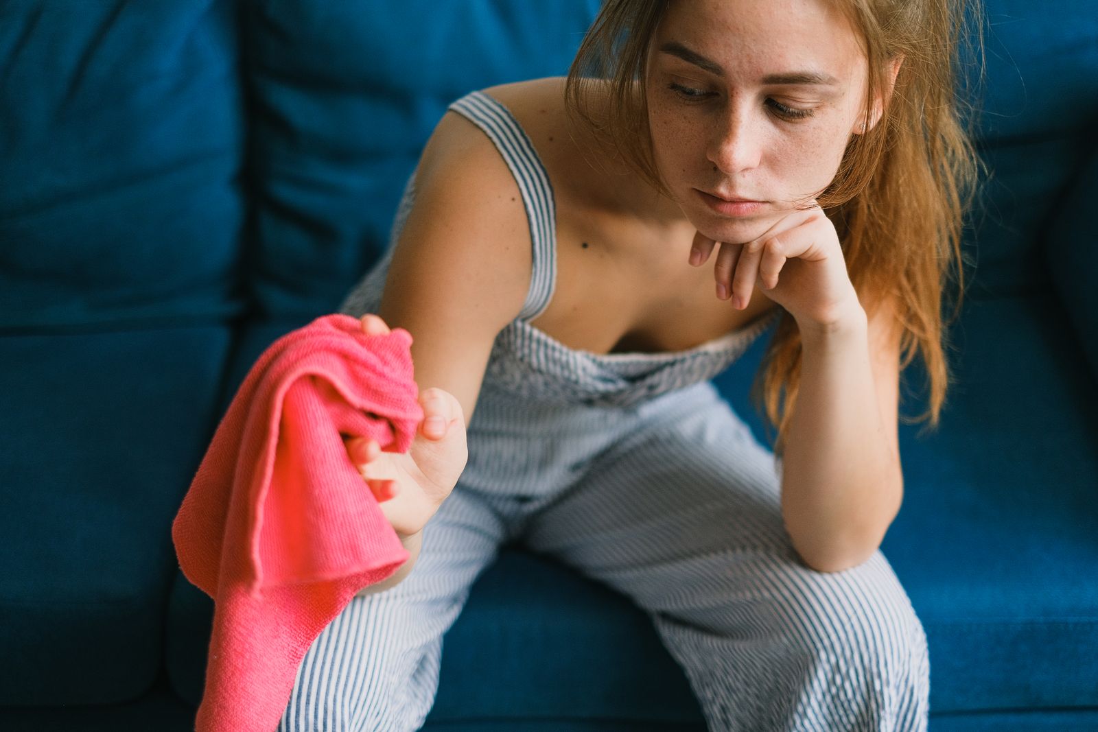 Mujer haciendo una pausa durante las tareas de casa