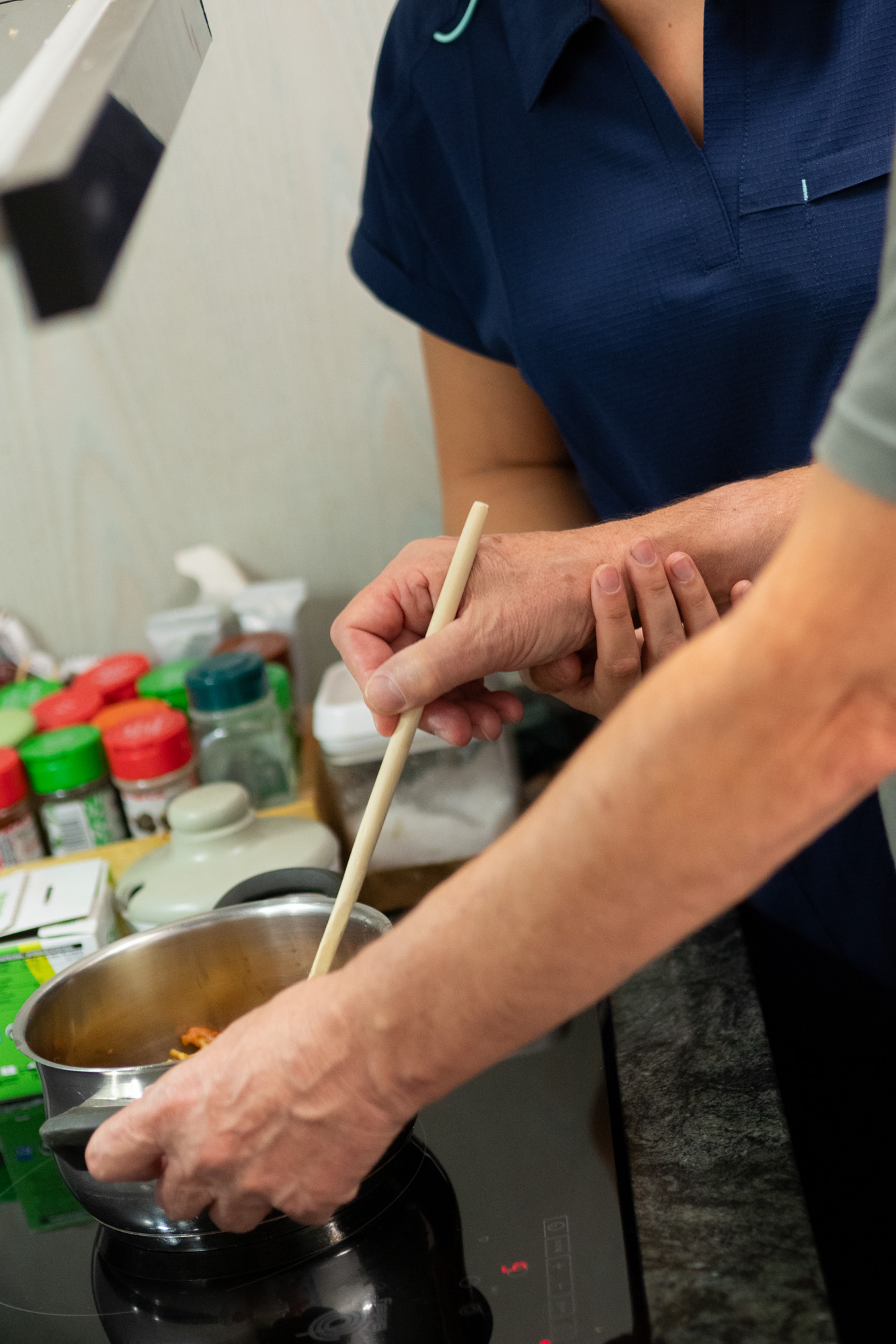 Actividad cotidiana en cocina acompañada durante una sesión de terapia ocupacional a domicilio